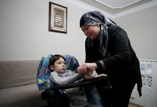 Oğlunun tedavisi için yaprak saran anneye Afrin'deki askerden destek